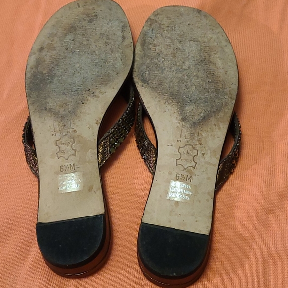 Leather  bronze copper thong sandals. Vary dainty. Love the little heel. - Picture 5 of 7